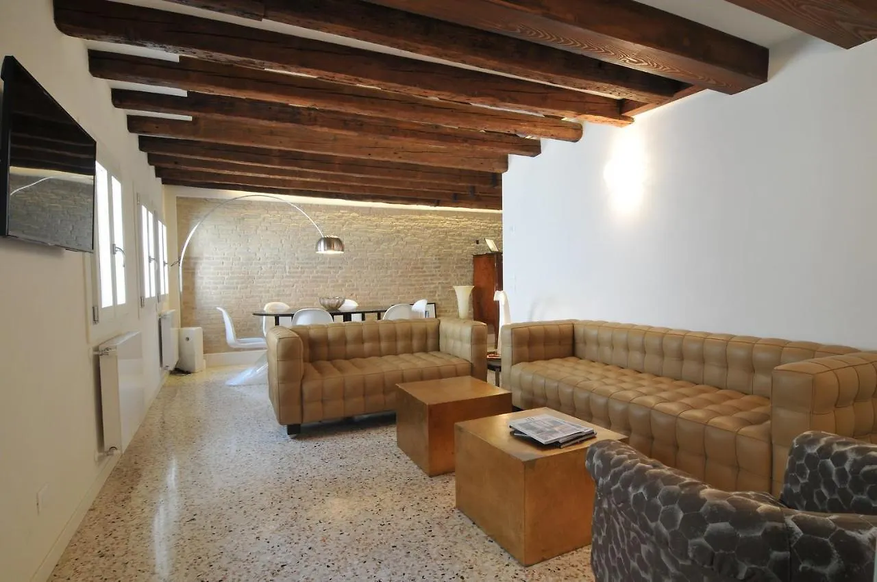 Apt Teatro البندقية